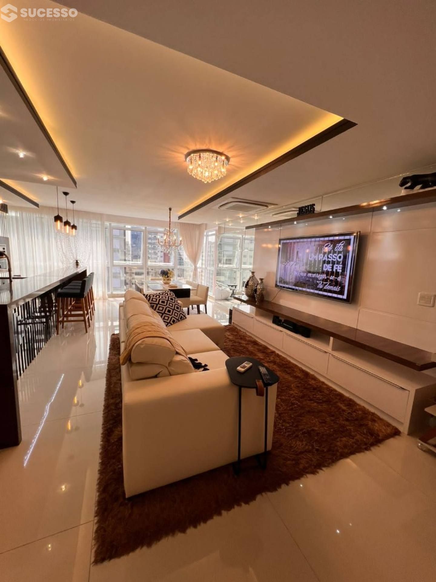 Apartamento À Venda com 4 suítes no Dubai Tower na Meia Praia, Itapema