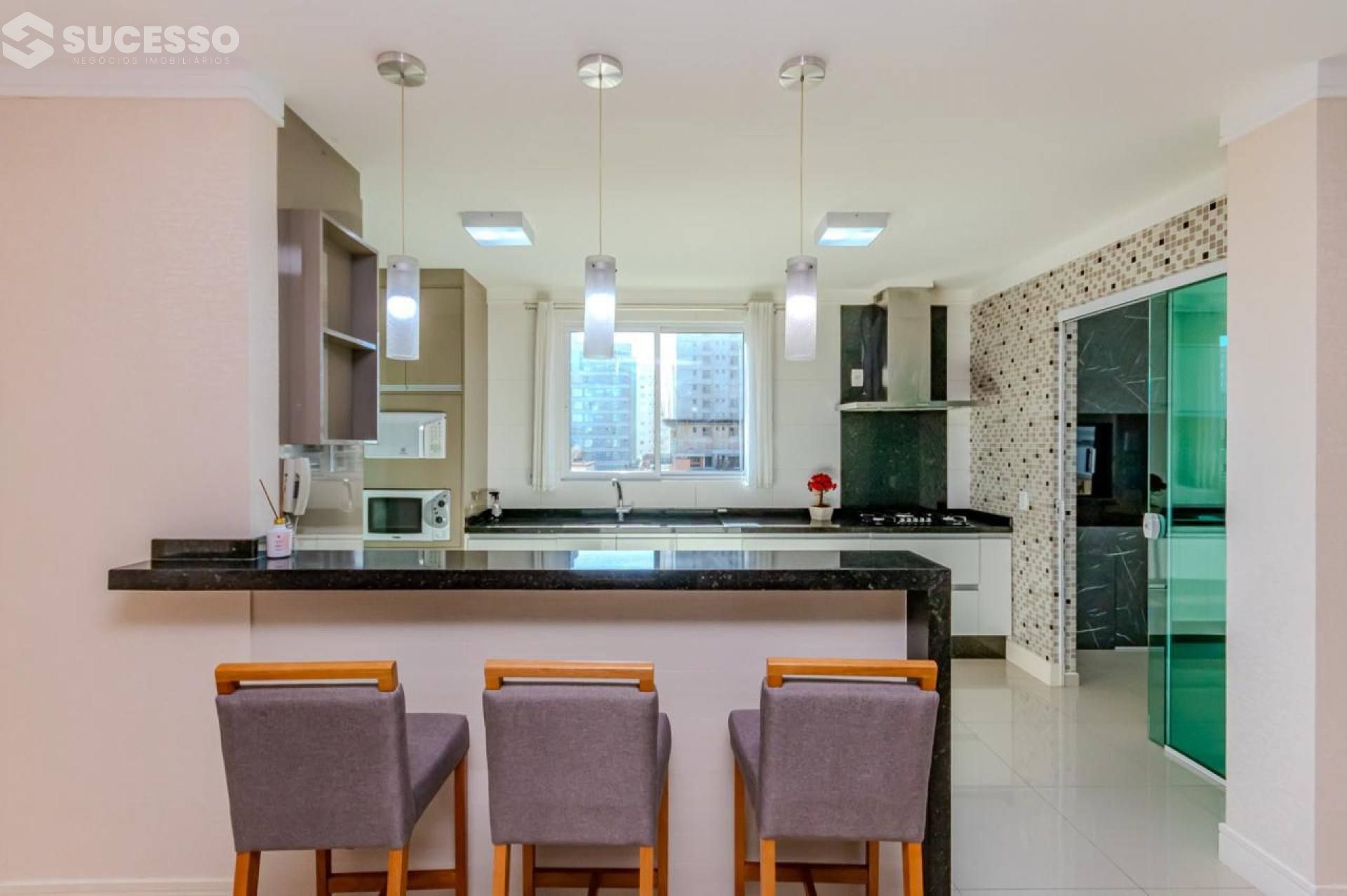 Apartamento Para Vender com 3 suítes na Meia Praia em Itapema
