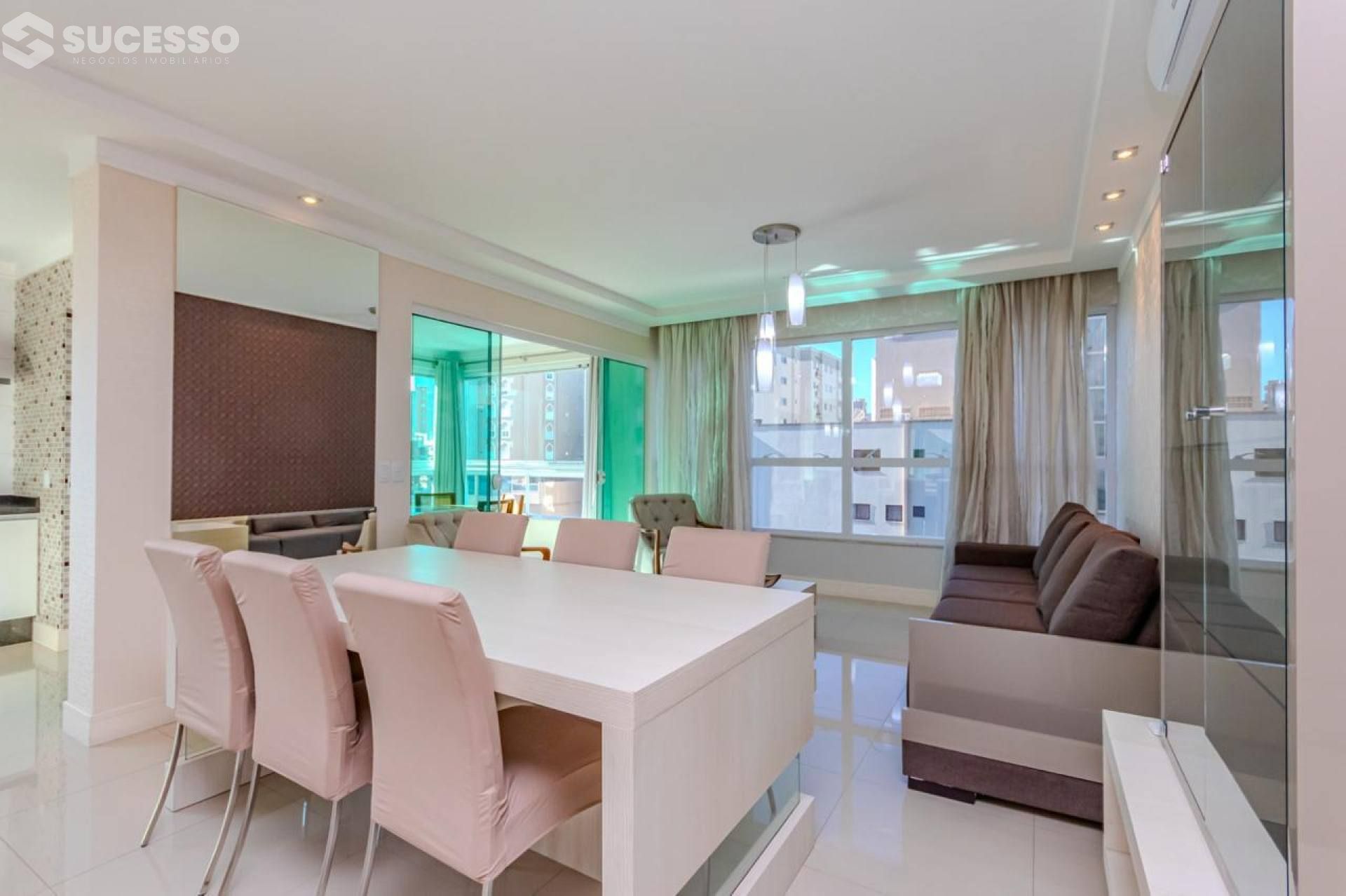 Apartamento Para Vender com 3 suítes na Meia Praia em Itapema