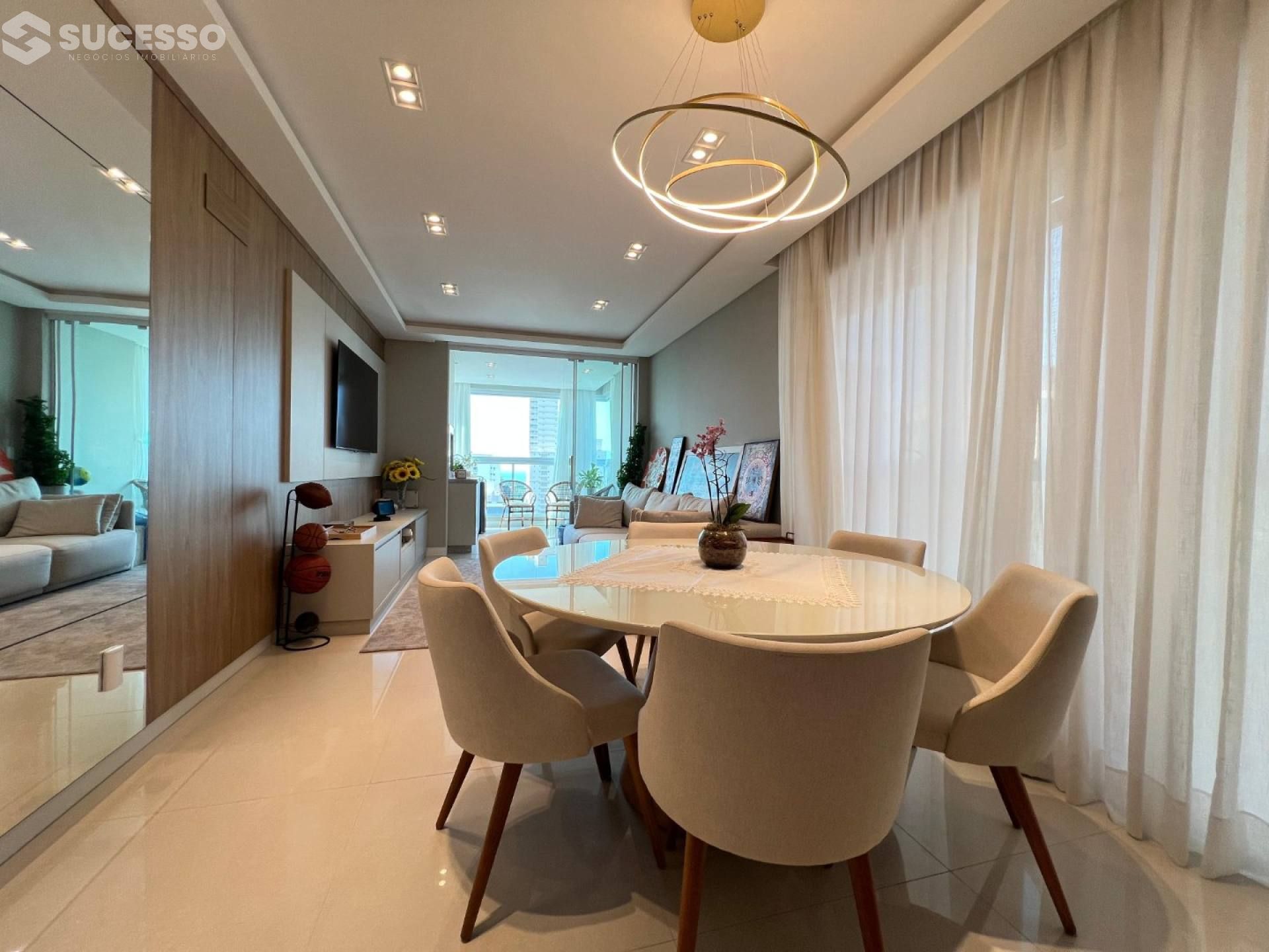 Apartamento Mobiliado  À Venda na Meia Praia