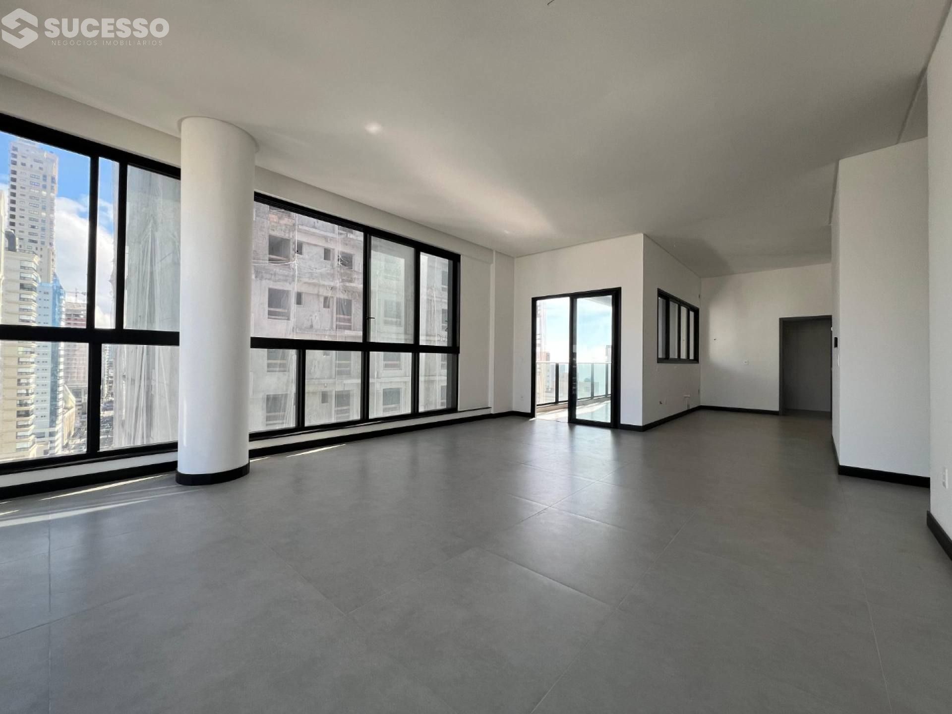 Apartamento Mobiliado À Venda com 4 suítes no bairro Meia Praia em Itapema