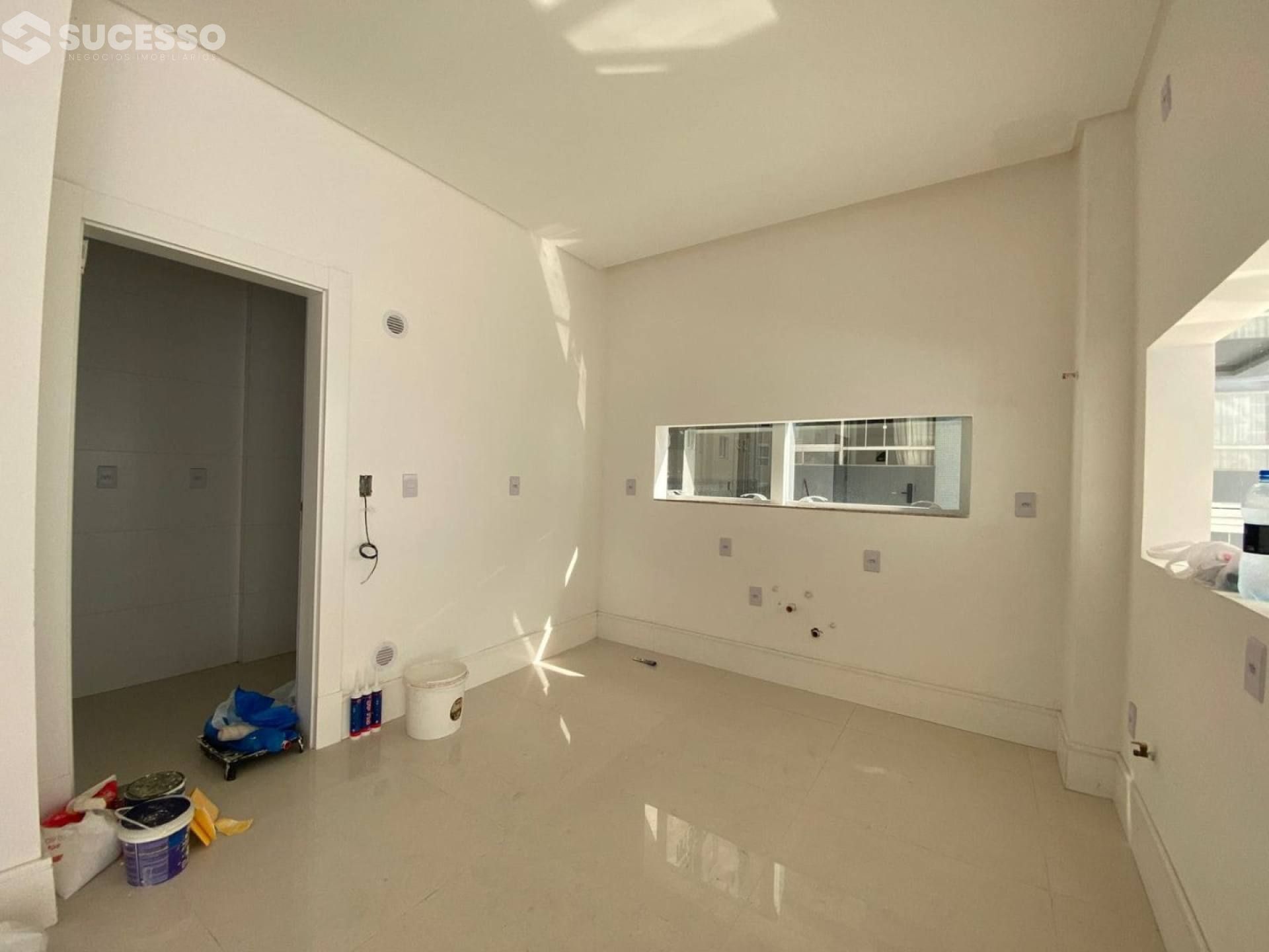 Apartamento À Venda com 4 suítes no Residencial Cambirela  na Meia Praia, Itapema
