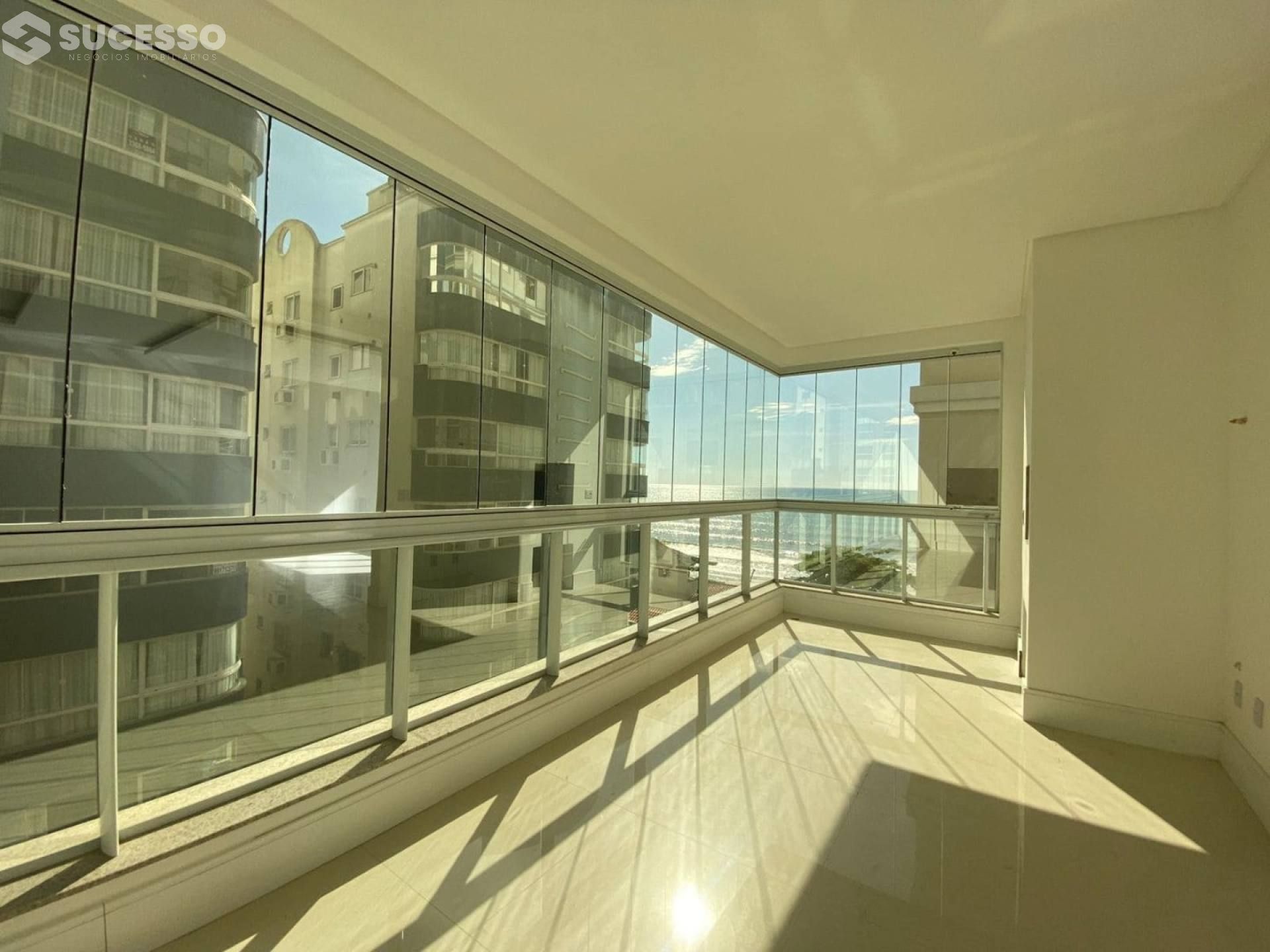 Apartamento À Venda com 4 suítes no Residencial Cambirela  na Meia Praia, Itapema