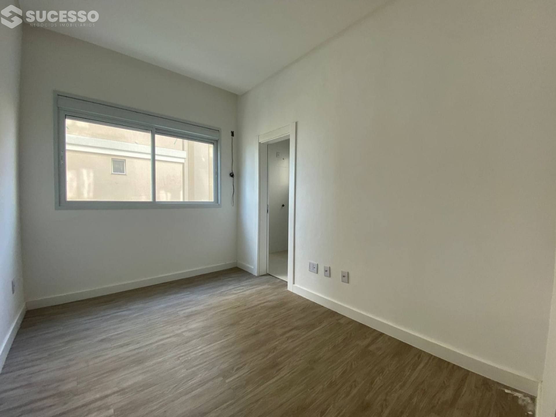 Apartamento À Venda com 4 suítes no Residencial Cambirela  na Meia Praia, Itapema