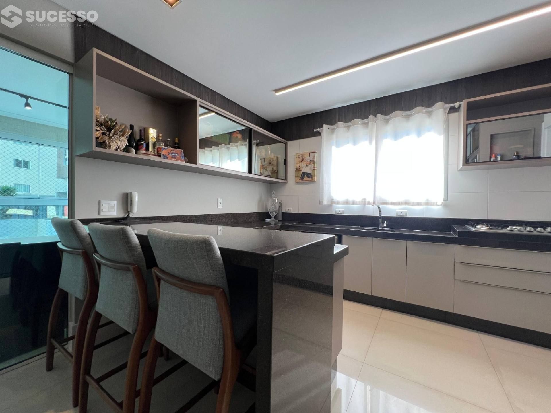 Apartamento Para Vender com 4 suítes no bairro Meia Praia em Itapema