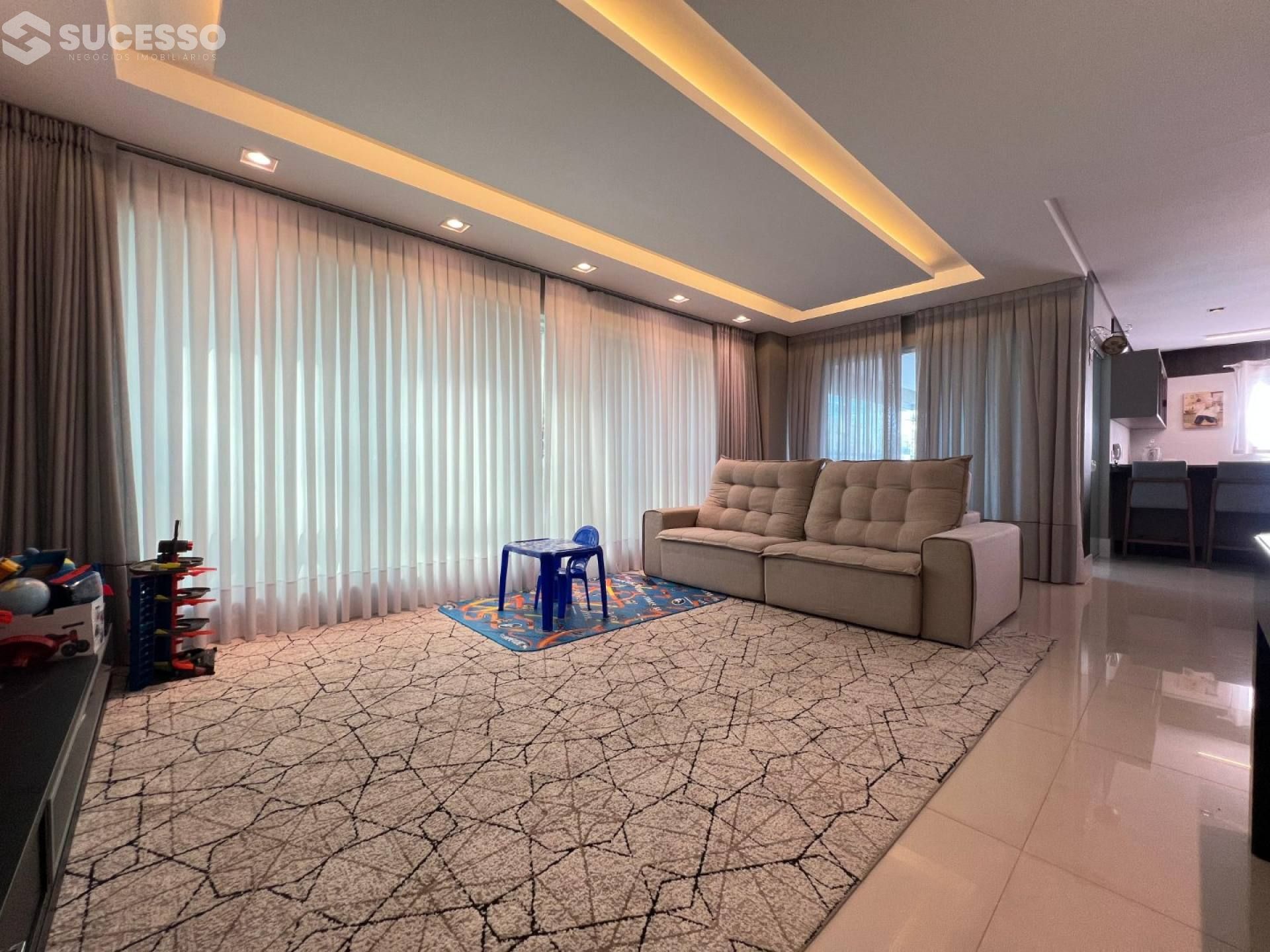 Apartamento Para Vender com 4 suítes no bairro Meia Praia em Itapema