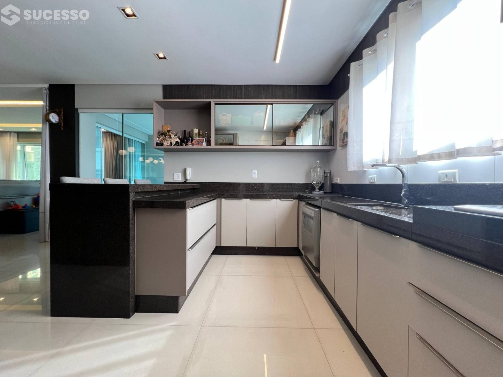 Apartamento Para Vender com 4 suítes no bairro Meia Praia em Itapema