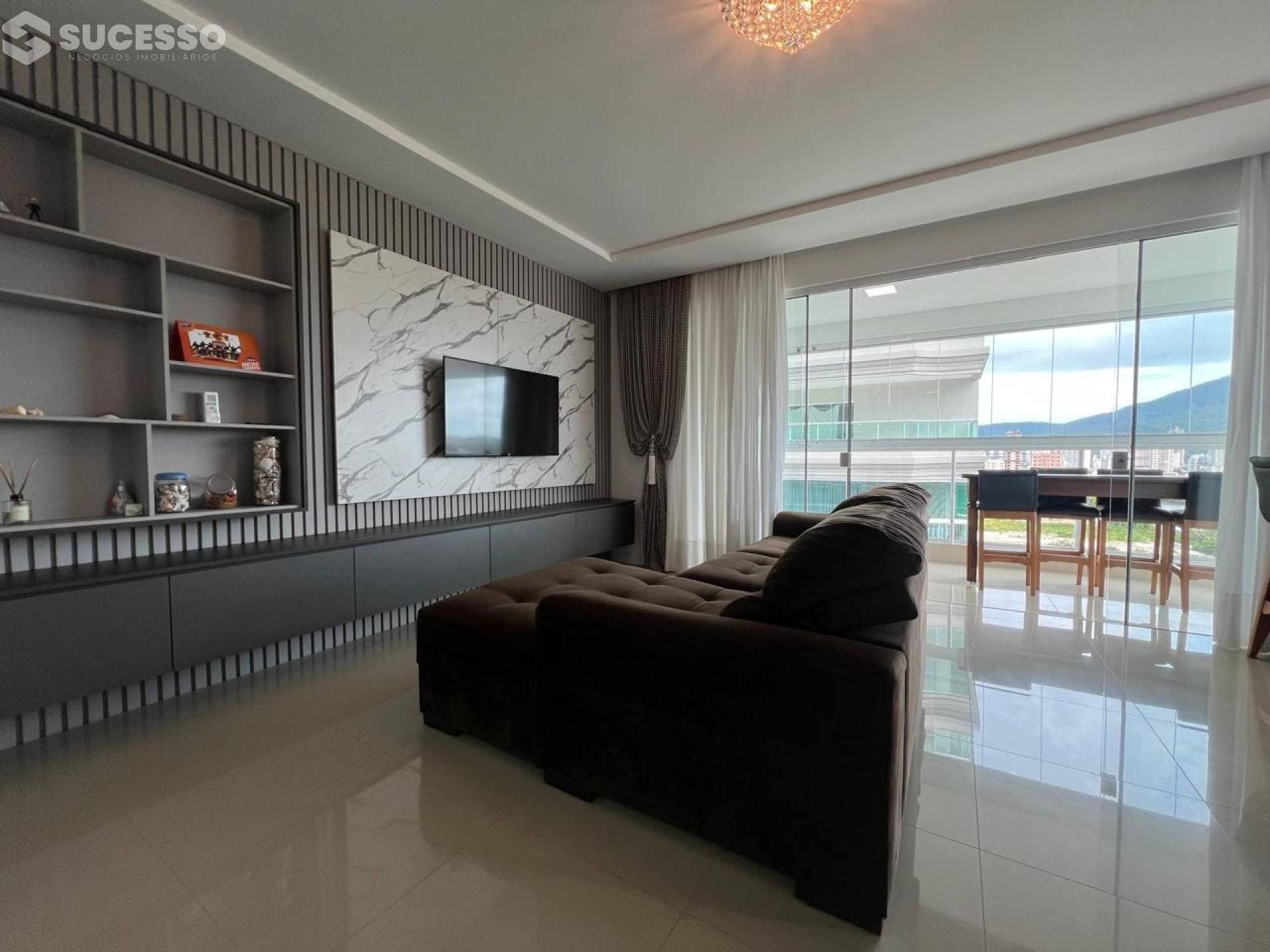 Apartamento Mobiliado Para Vender com 4 suítes na Meia Praia em Itapema