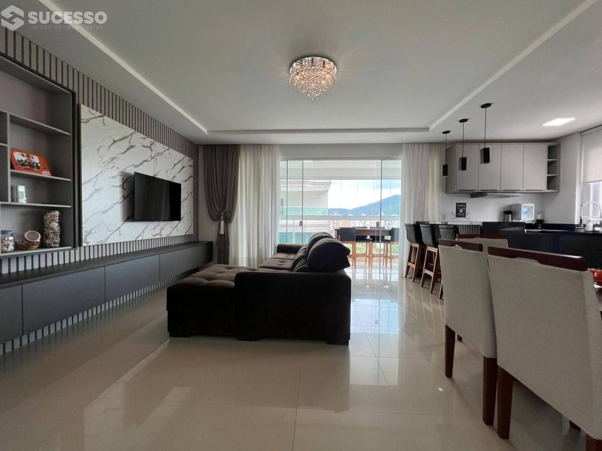 Apartamento Mobiliado Para Vender com 4 suítes na Meia Praia em Itapema