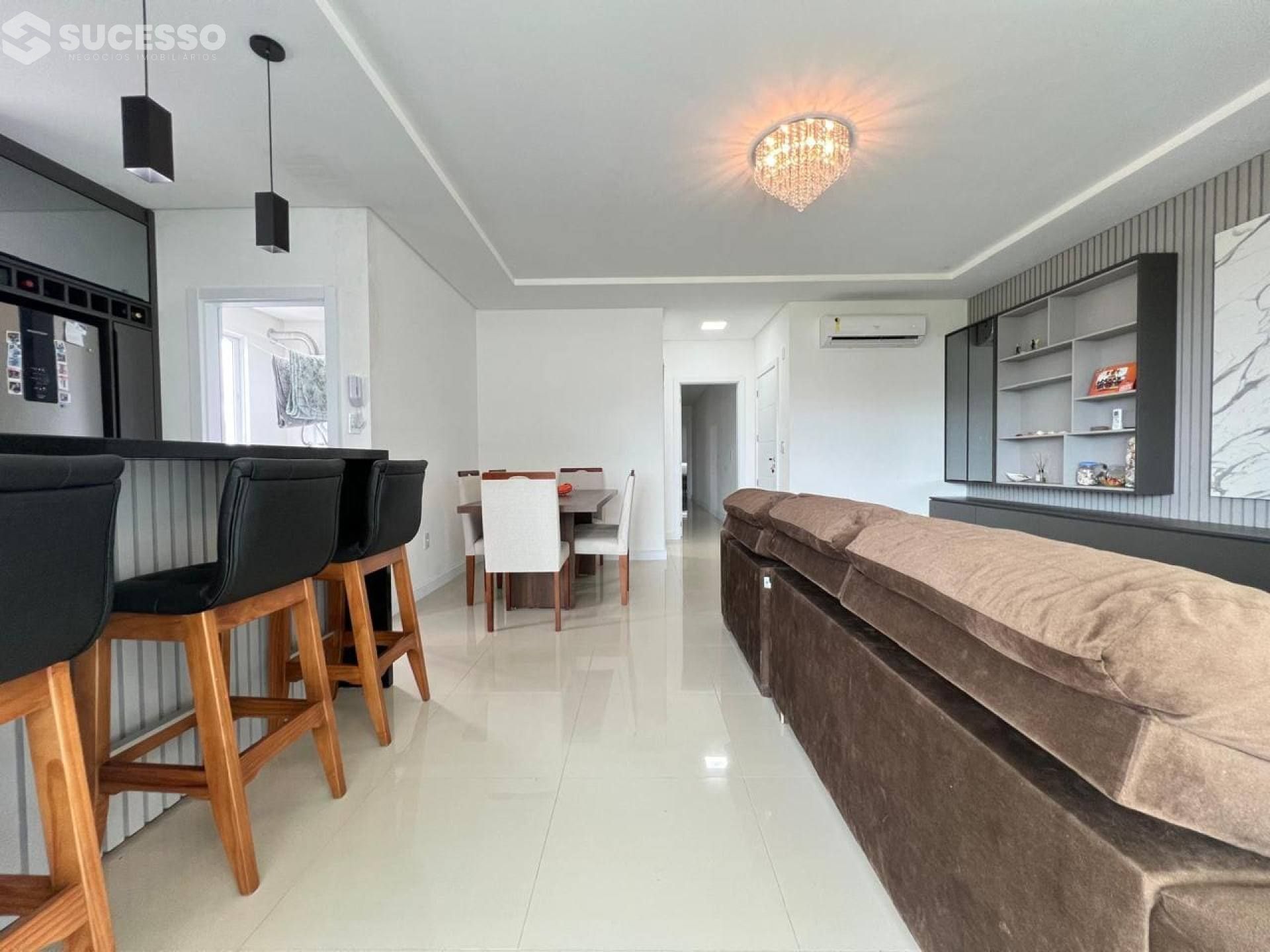 Apartamento Mobiliado Para Vender com 4 suítes na Meia Praia em Itapema