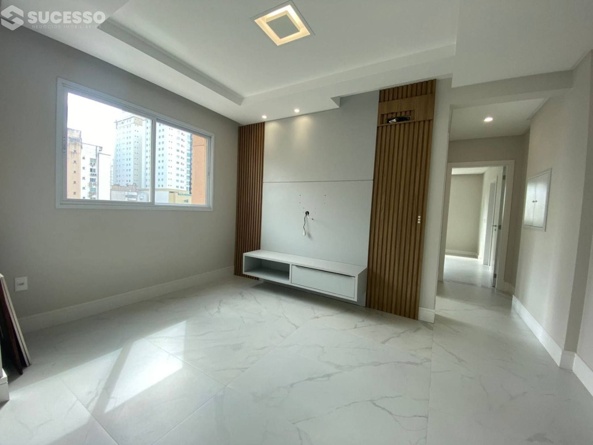 Apartamento Para Vender com 2 suítes no bairro Meia Praia, Itapema