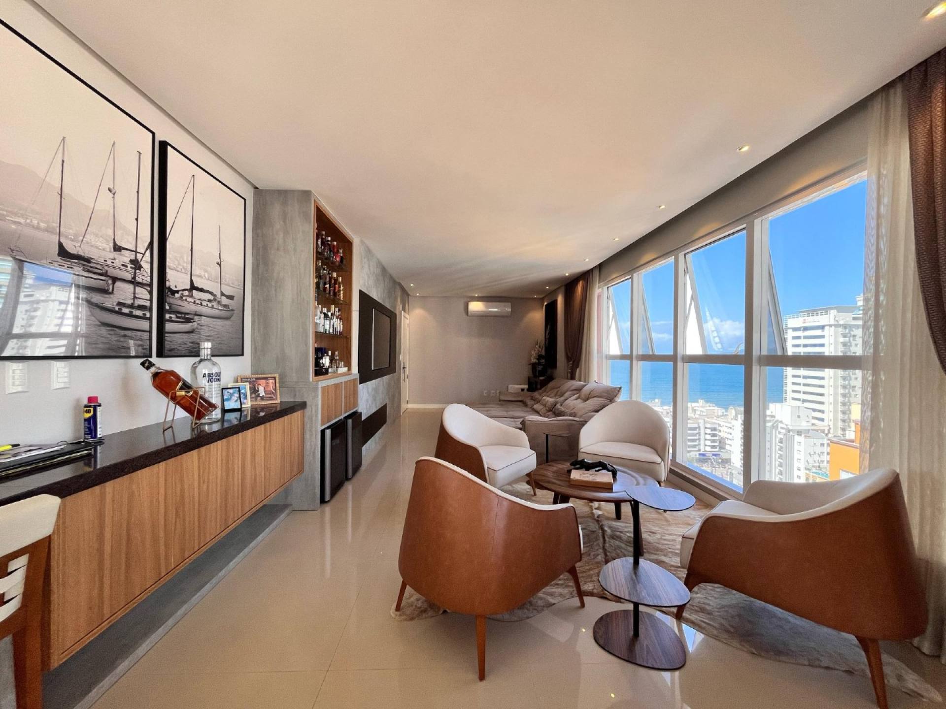 Apartamento Mobiliado À Venda na Meia Praia em Itapema
