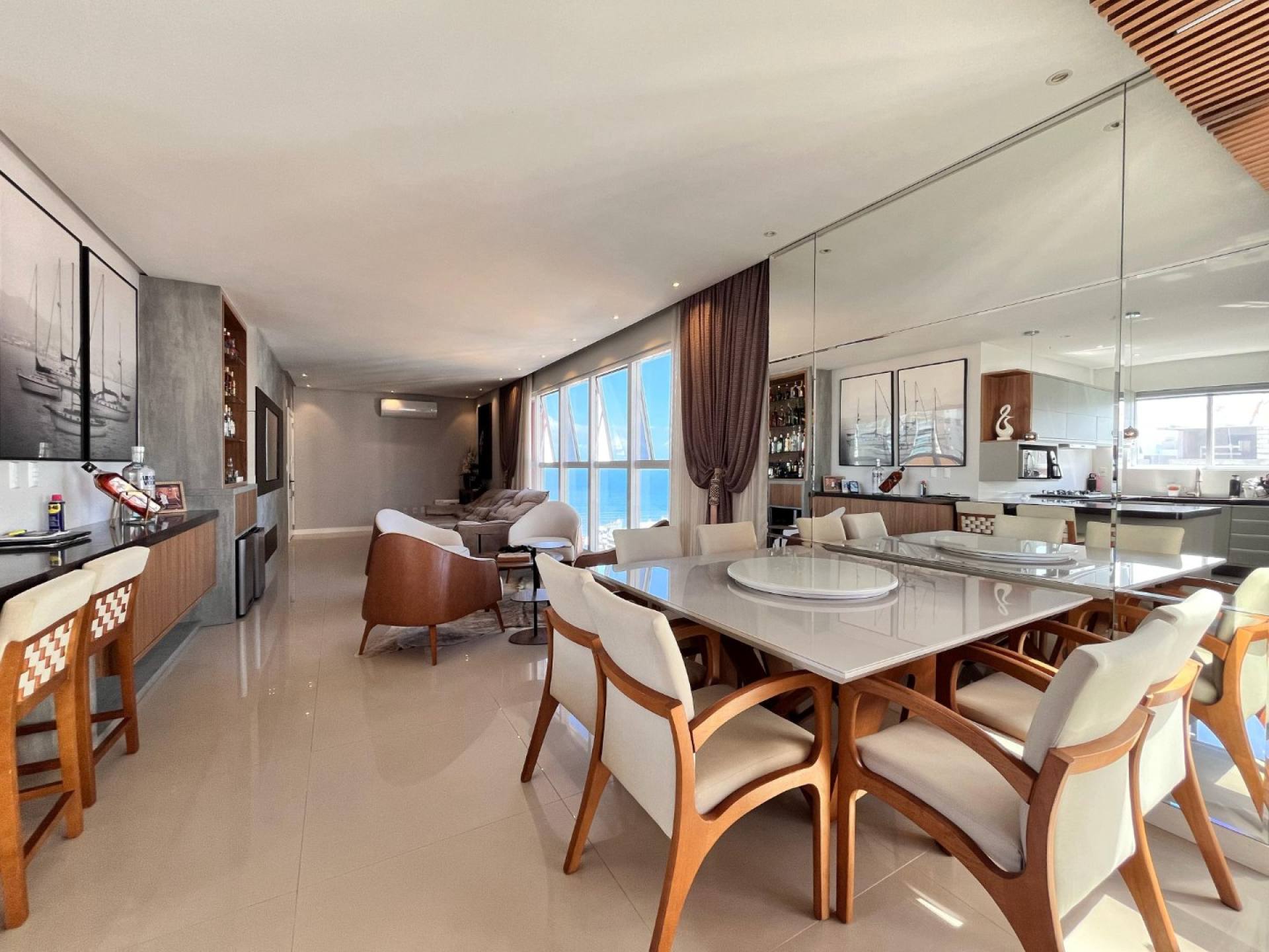 Apartamento Mobiliado À Venda na Meia Praia em Itapema