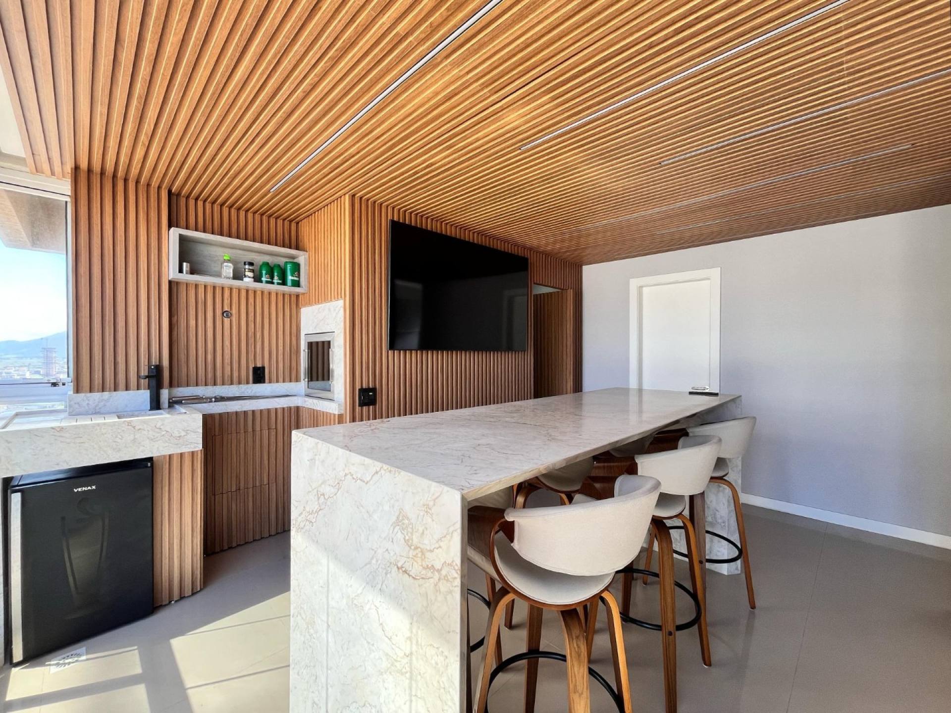 Apartamento Mobiliado À Venda na Meia Praia em Itapema