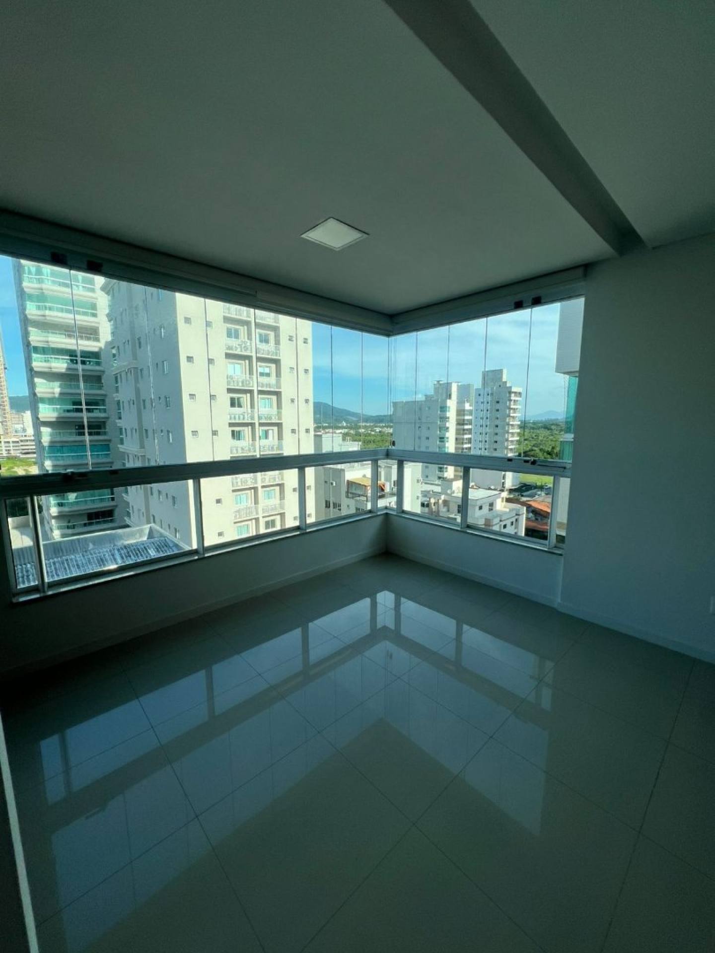 Apartamento À Venda com 2 Suítes | Château Neville - Meia Praia, Itapema