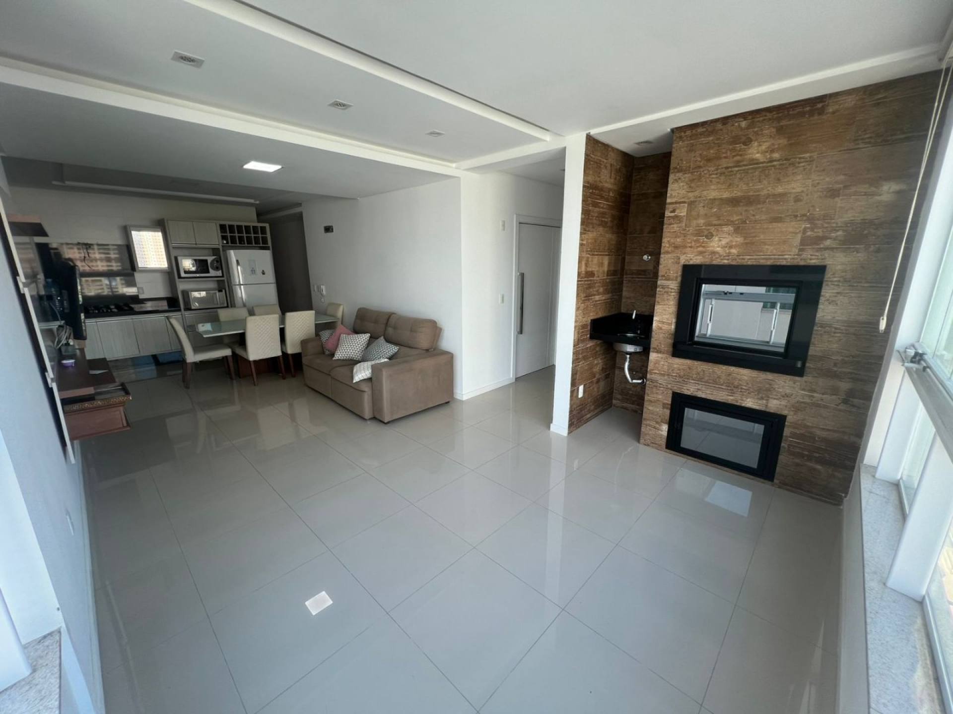 Apartamento À Venda com 2 Suítes | Château Neville - Meia Praia, Itapema