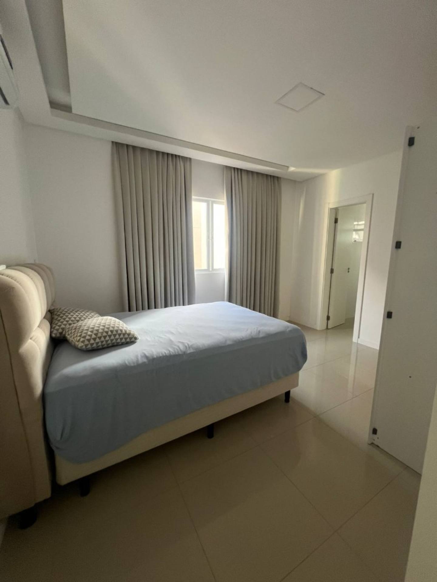 Apartamento À Venda com 2 Suítes | Château Neville - Meia Praia, Itapema
