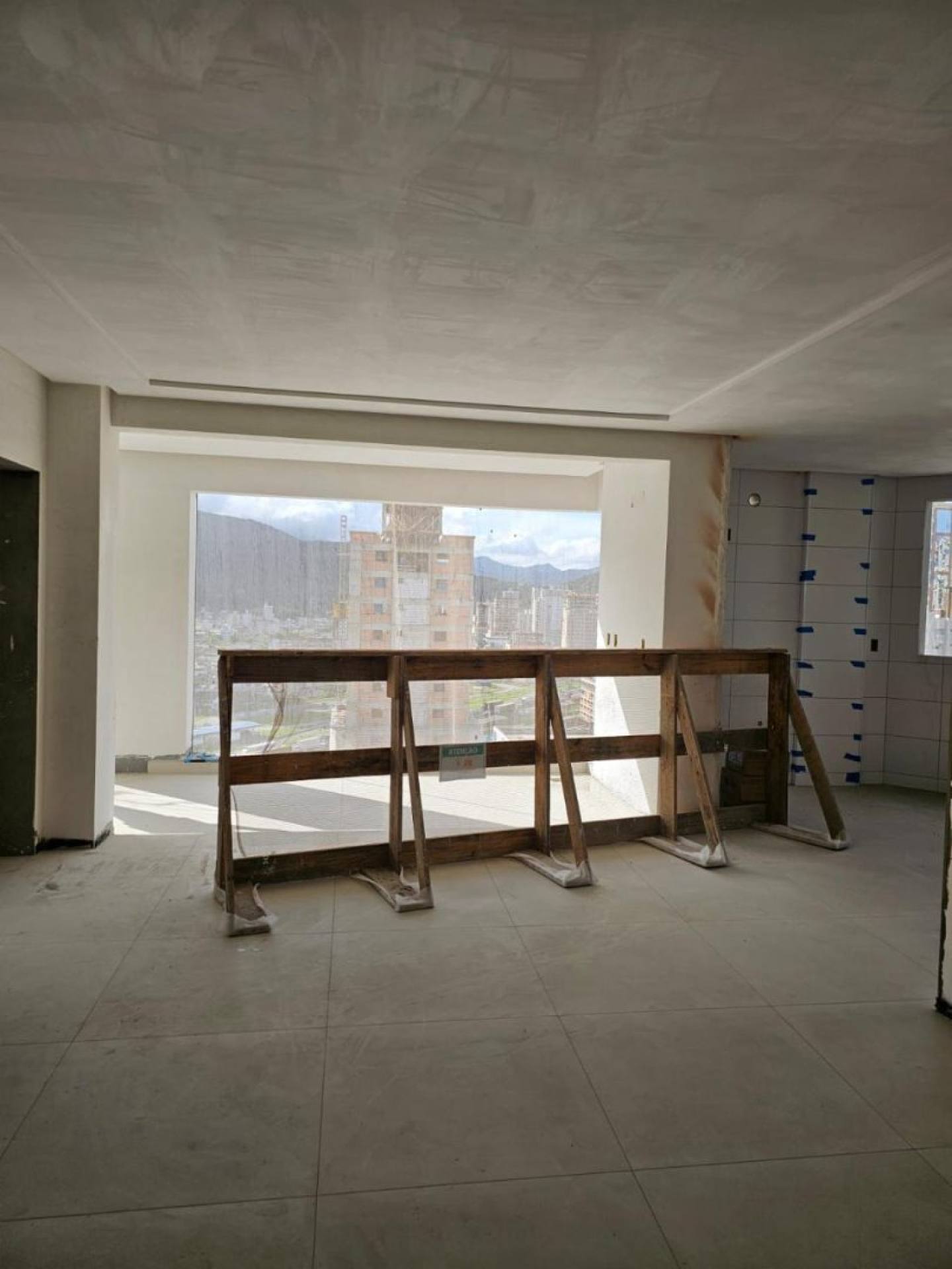 Apartamento Para Vender com 3 suítes na Meia Praia em Itapema