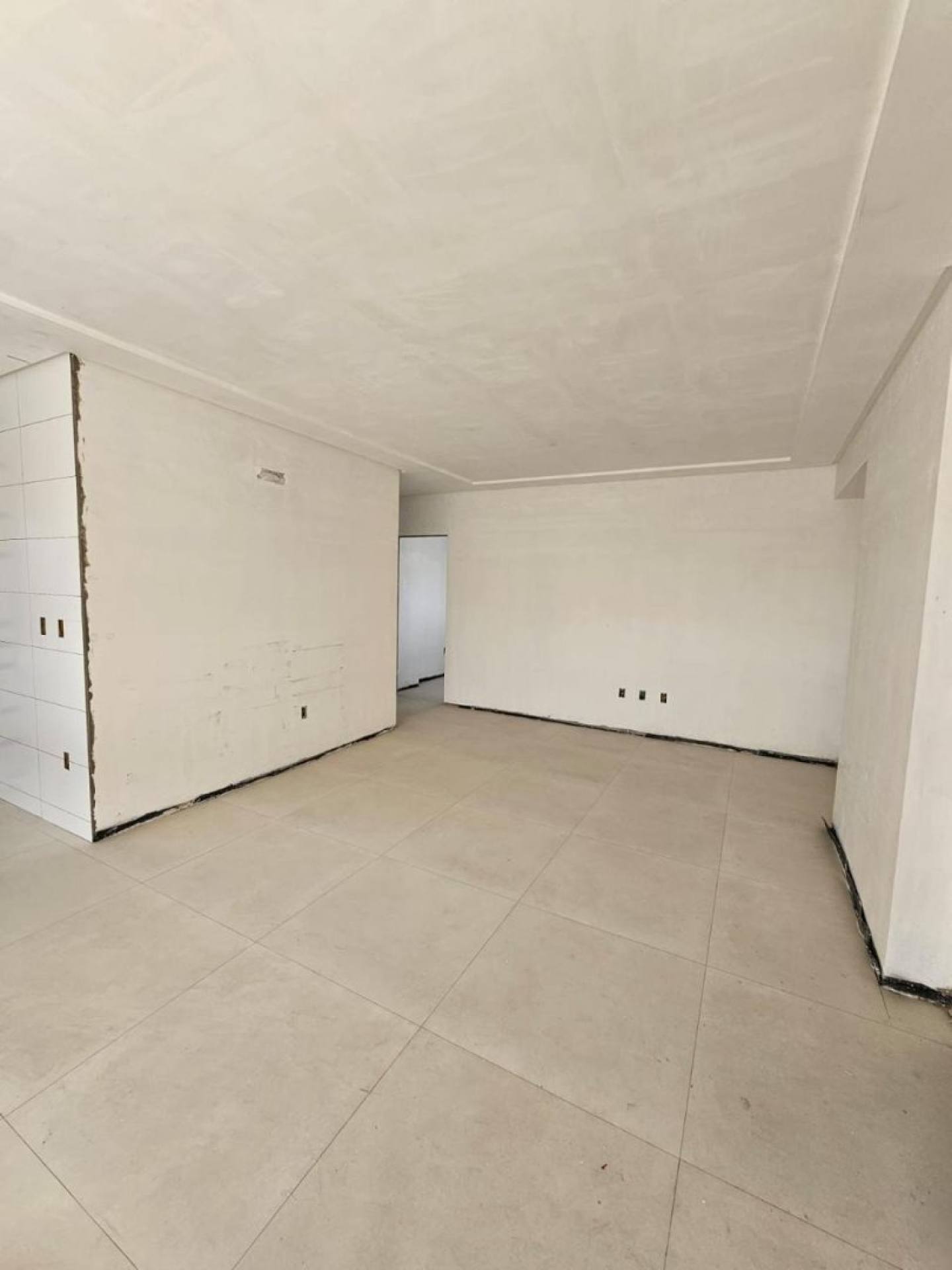 Apartamento Para Vender com 3 suítes na Meia Praia em Itapema