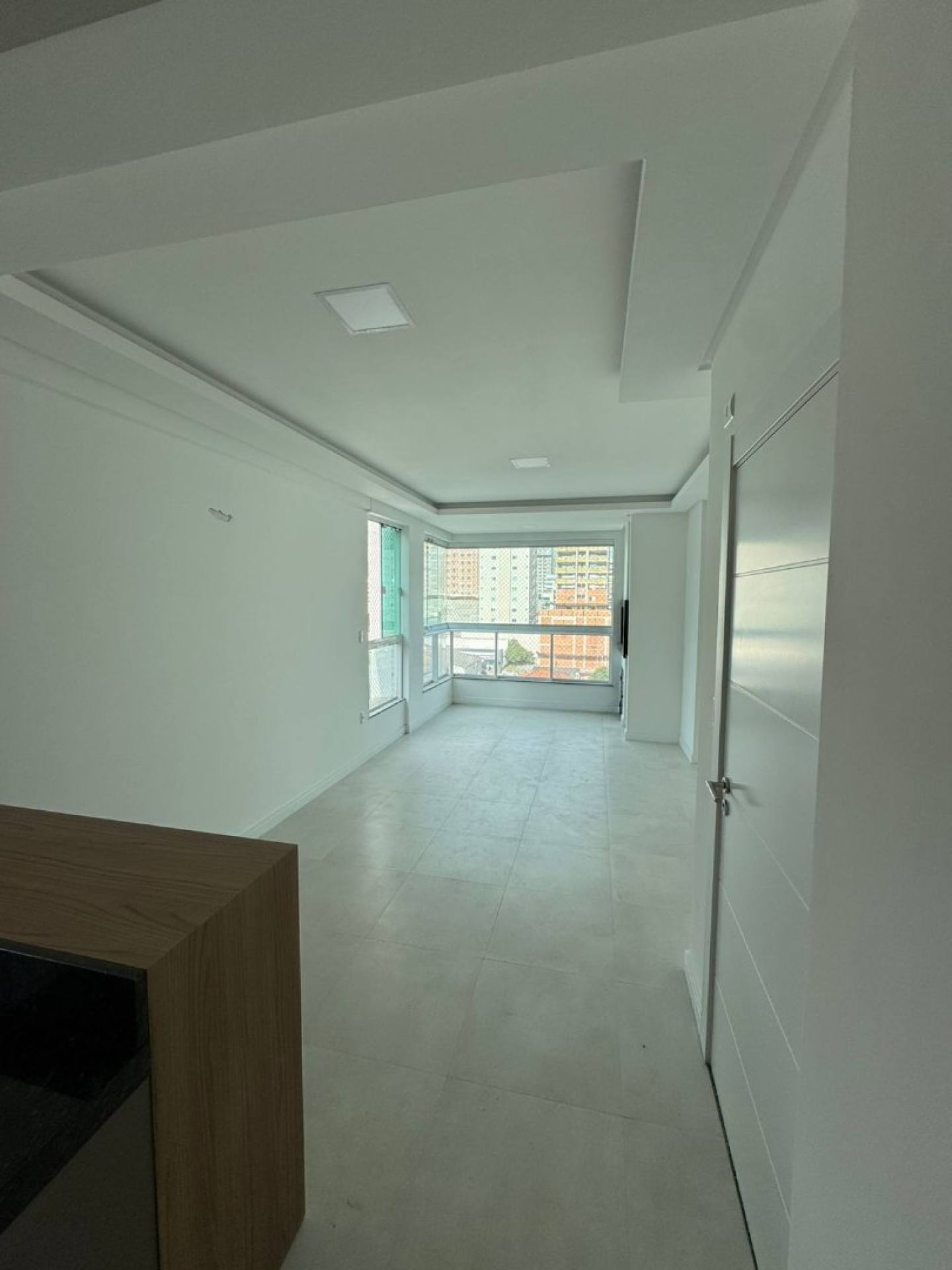 Apartamento À Venda com 3 suítes no bairro Meia Praia em Itapema
