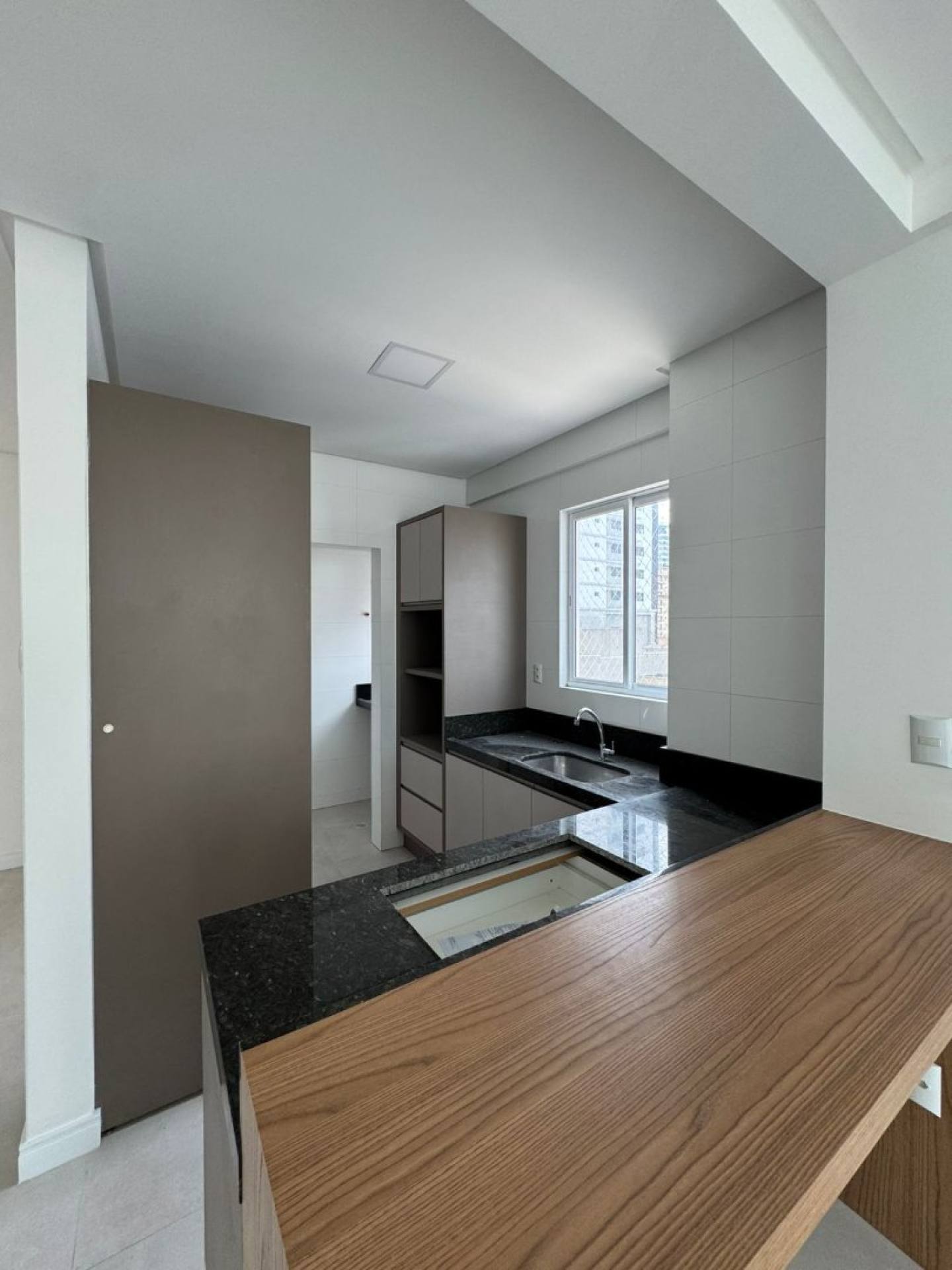 Apartamento À Venda com 3 suítes no bairro Meia Praia em Itapema