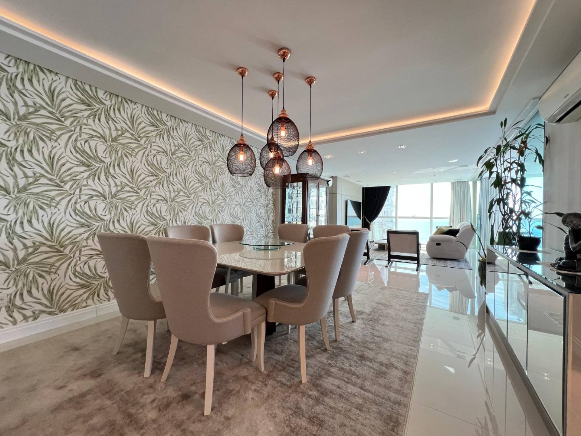 Apartamento Para Vender com 4 suítes no coração da Meia Praia em Itapema