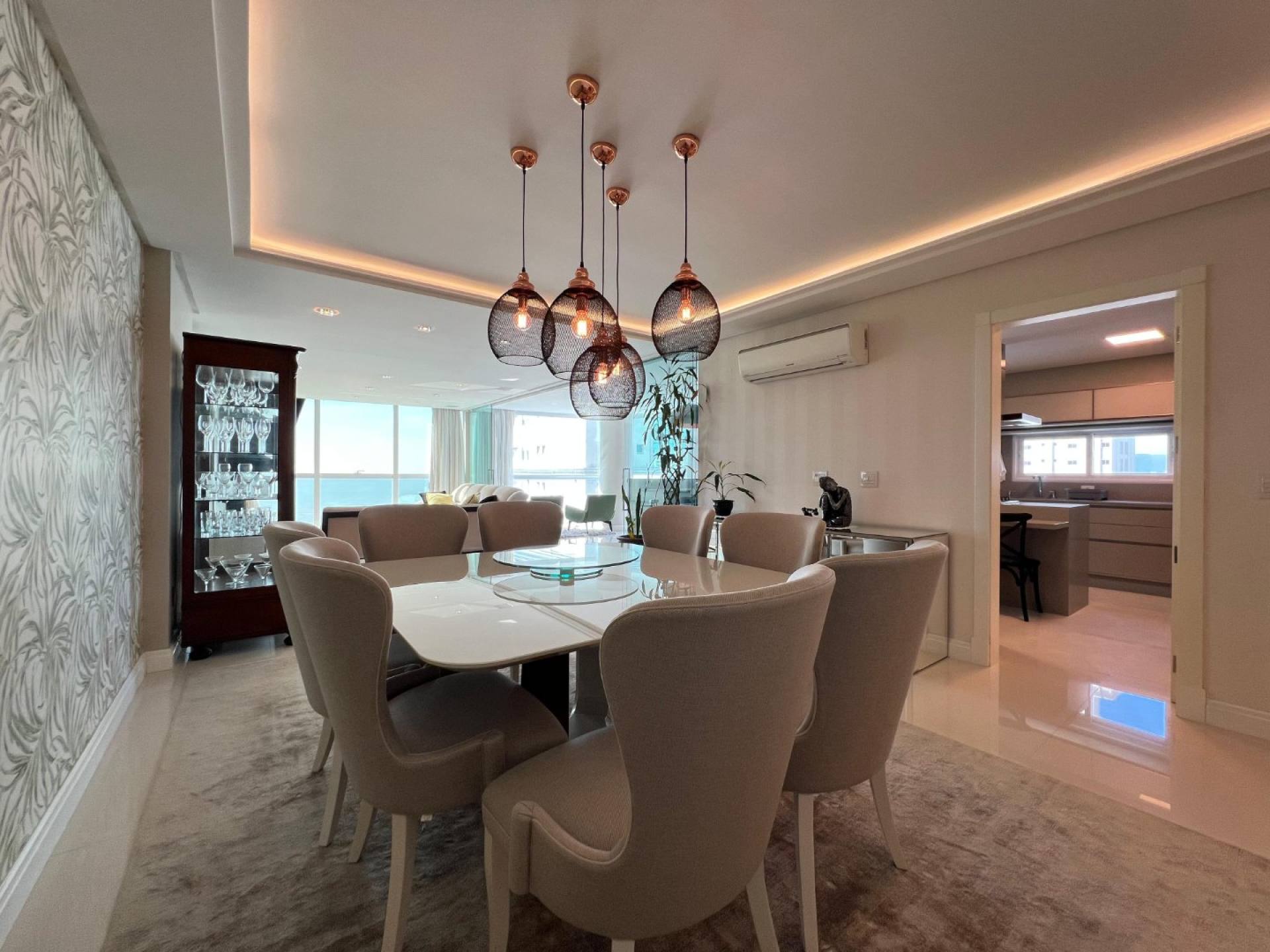 Apartamento Para Vender com 4 suítes no coração da Meia Praia em Itapema