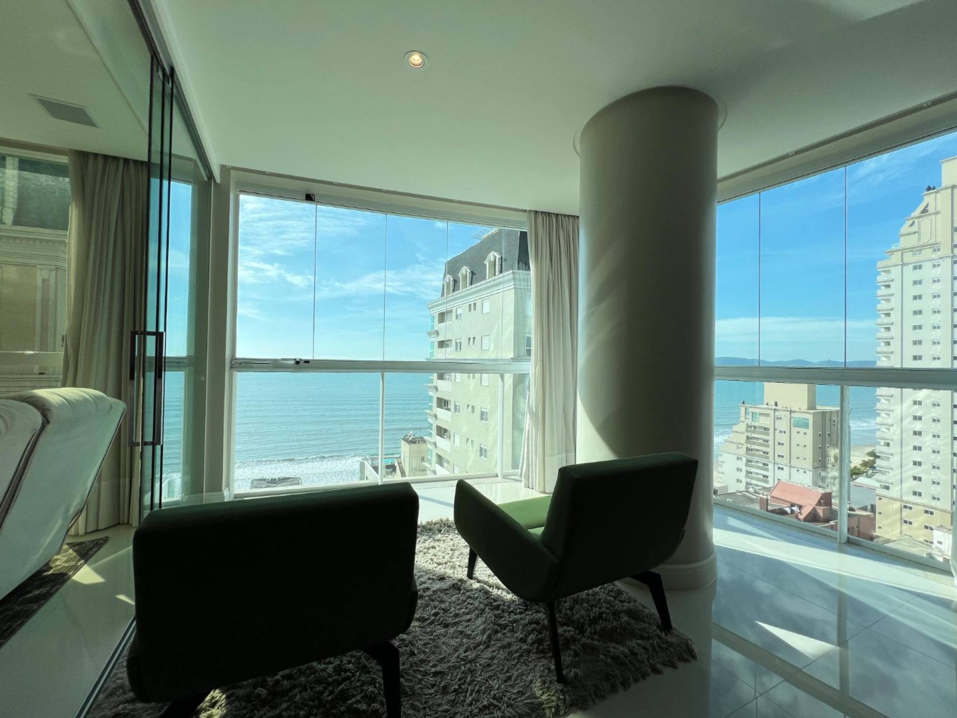 Apartamento Para Vender com 4 suítes no coração da Meia Praia em Itapema