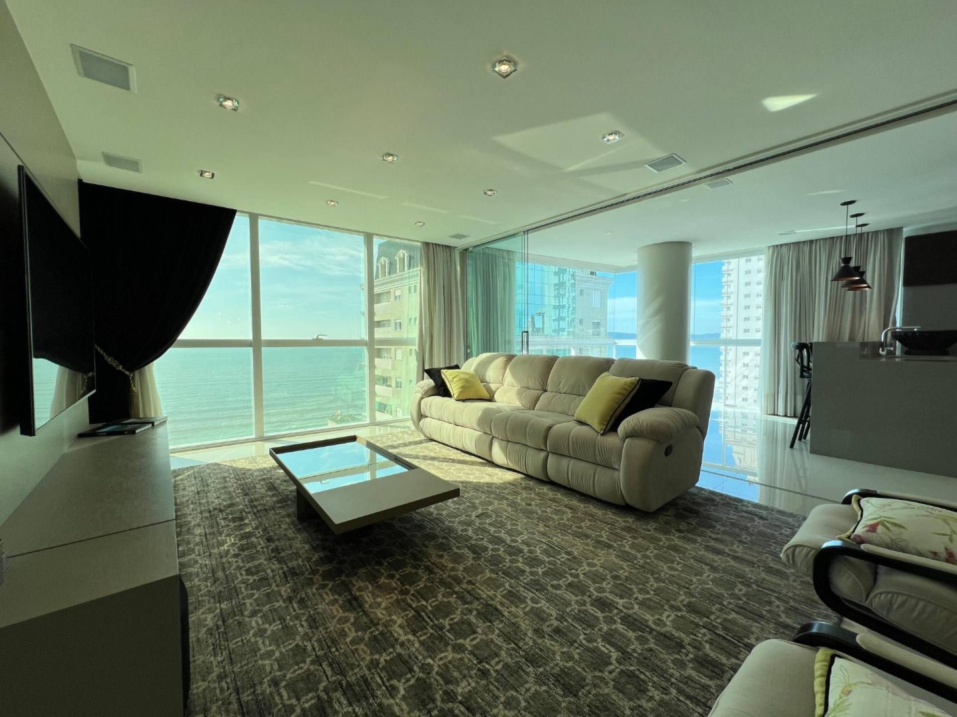 Apartamento Para Vender com 4 suítes no coração da Meia Praia em Itapema