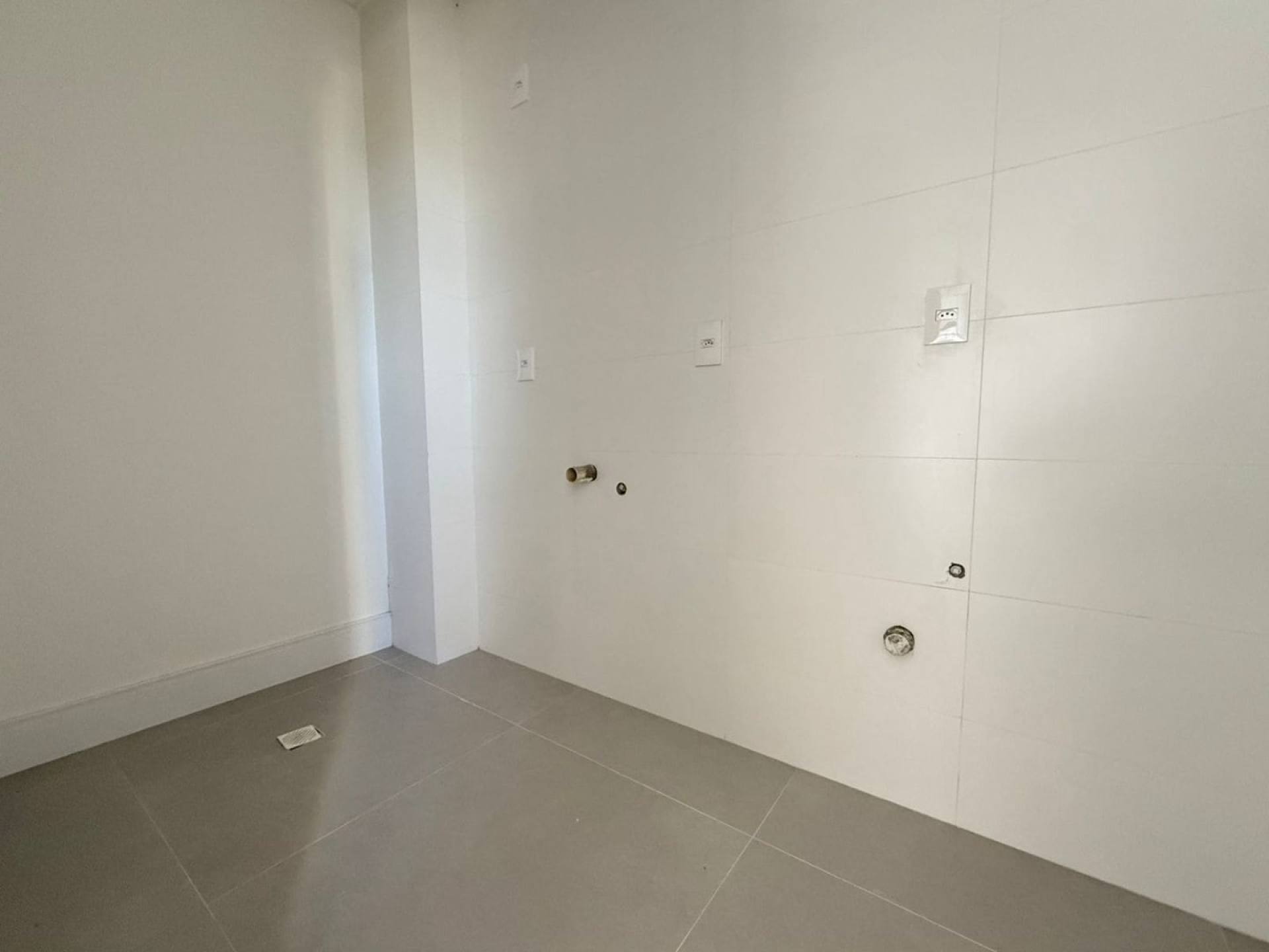 Apartamento À Venda com 3 suítes no bairro Meia Praia em Itapema