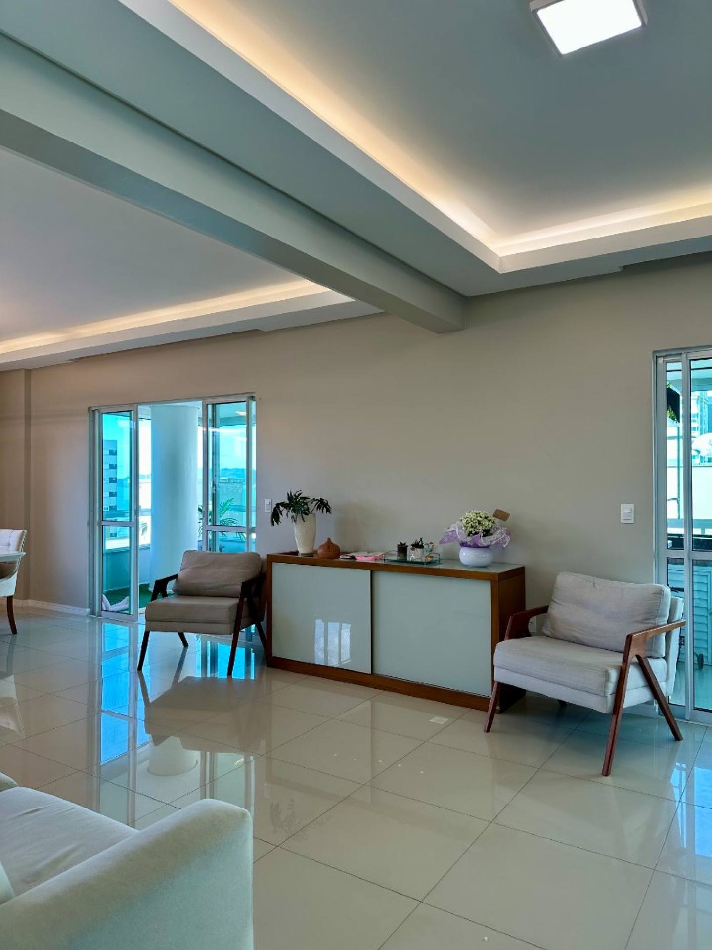 Apartamento Mobiliado Para Vender com 4 suítes no bairro Meia Praia em Itapema