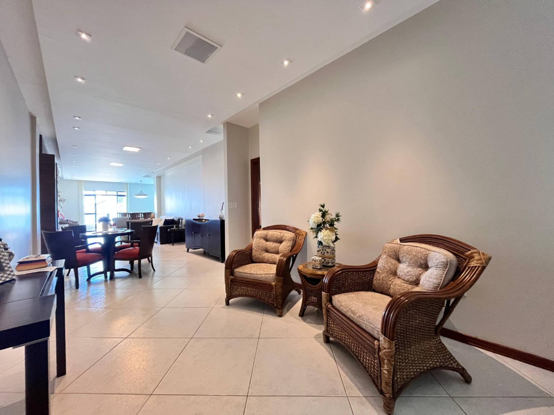 Apartamento Mobiliado Para Vender Frente Mar com 4 quartos na Meia Praia em Itapema