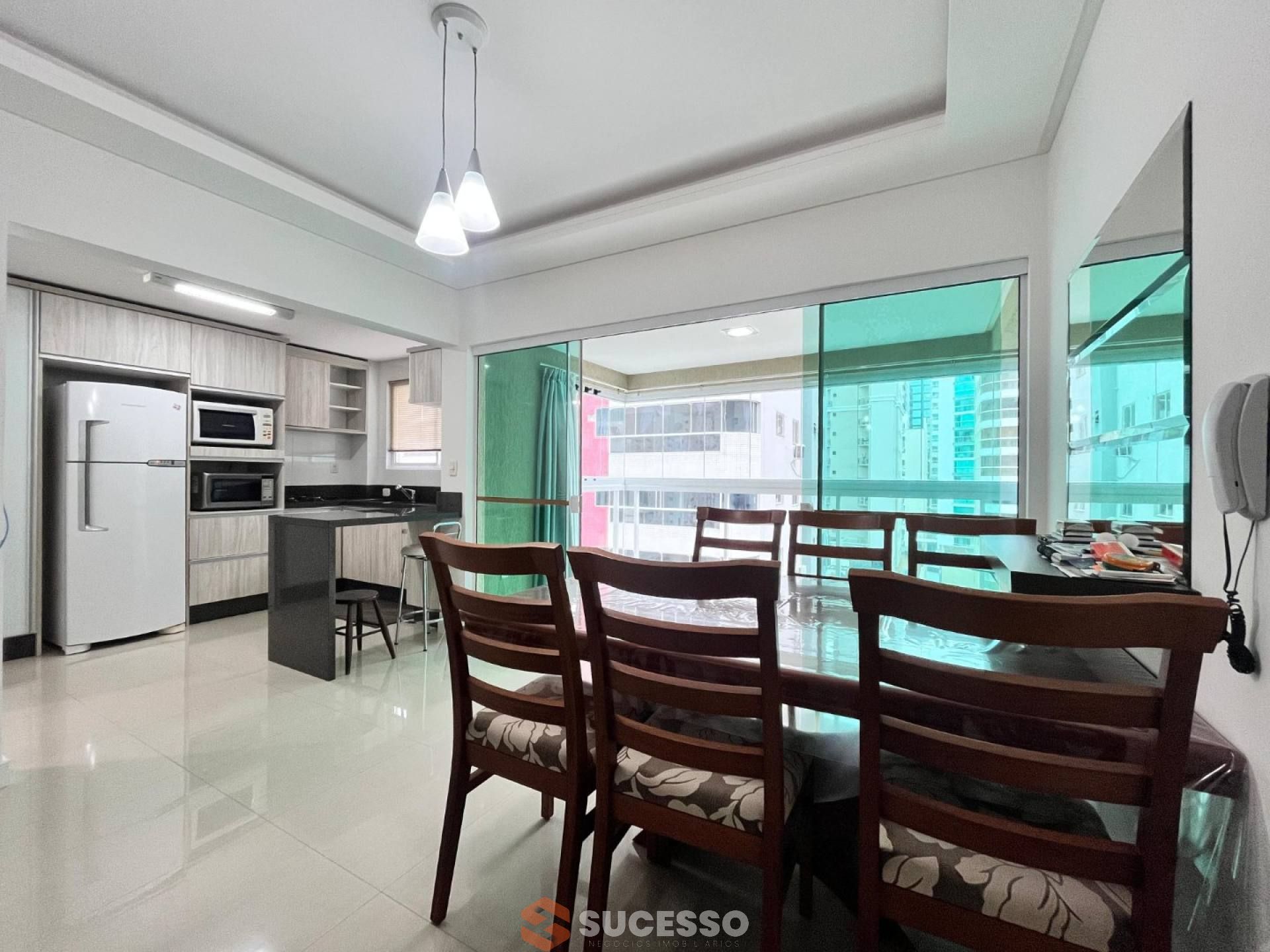 Apartamento Mobiliado À Venda no Coração da Meia Praia