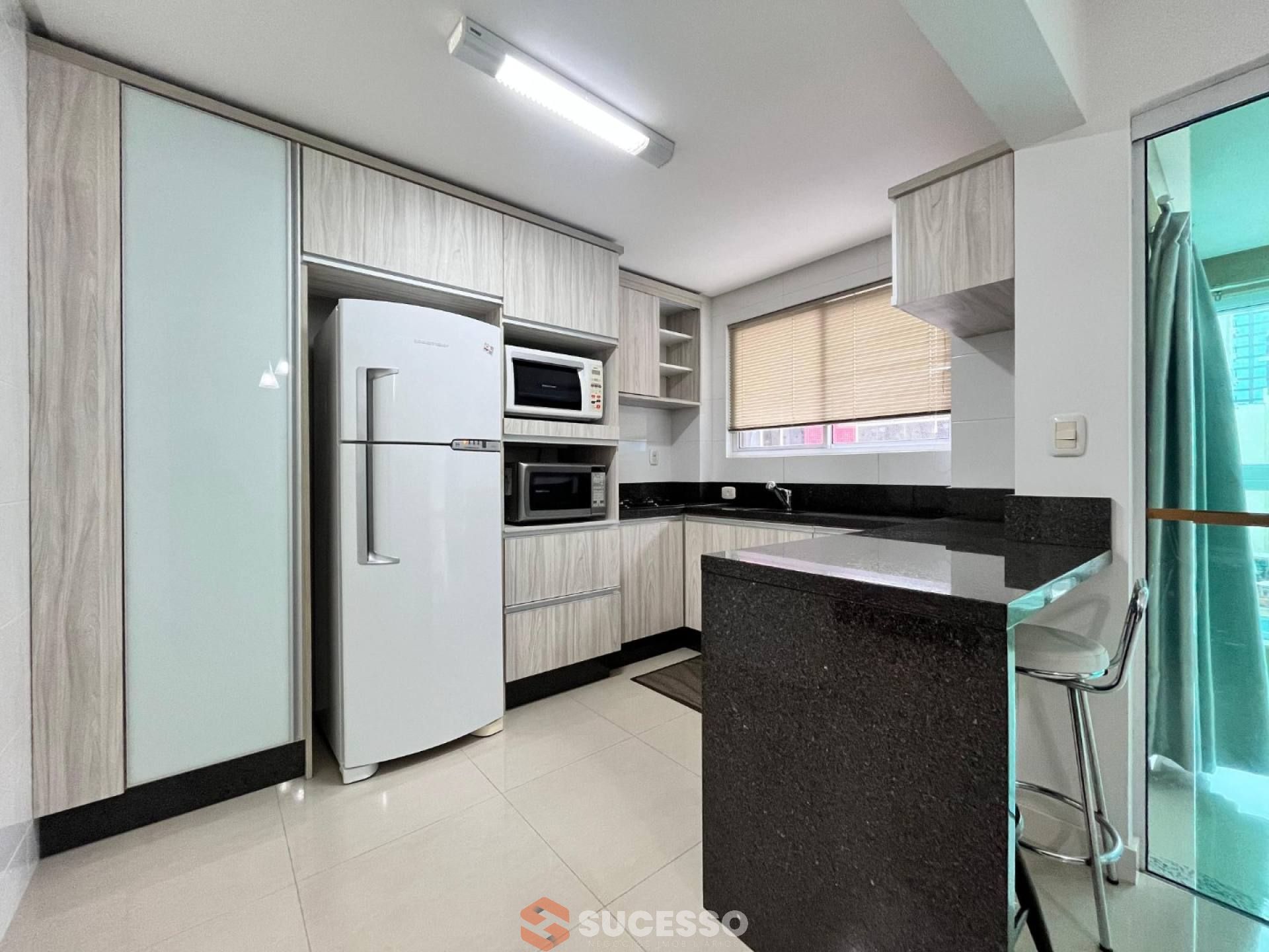Apartamento Mobiliado À Venda no Coração da Meia Praia