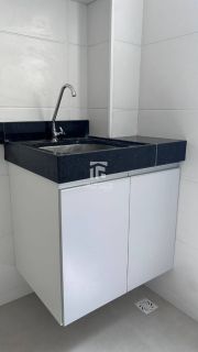 Apartamento Para Vender com 2 quartos com planejado na cozinha.