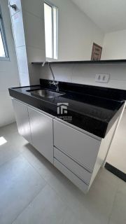 Apartamento Para Vender com 2 quartos com planejado na cozinha.