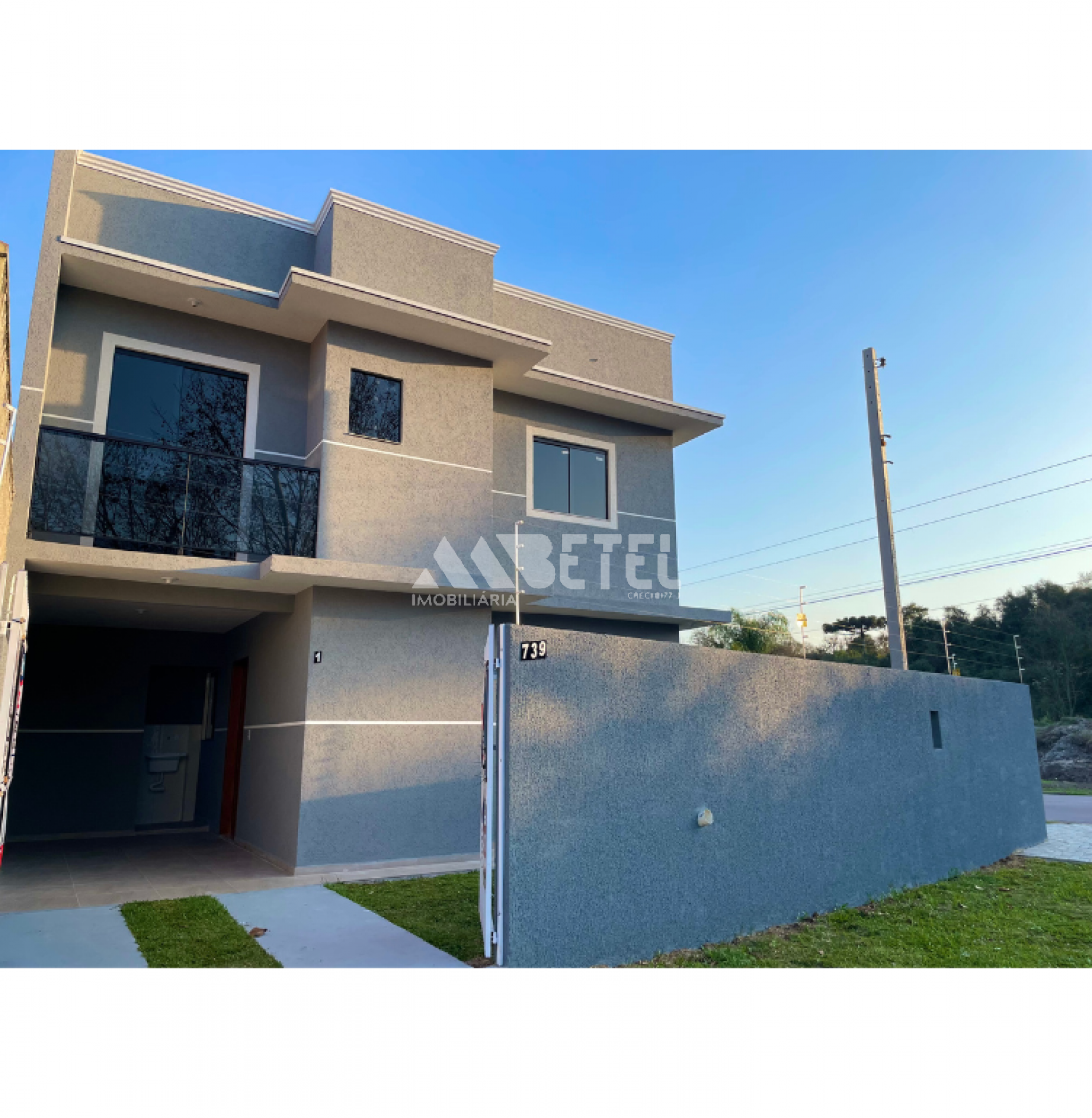 Sobrado de esquina com 3 dormitórios no Vitória Régia - VENDIDO