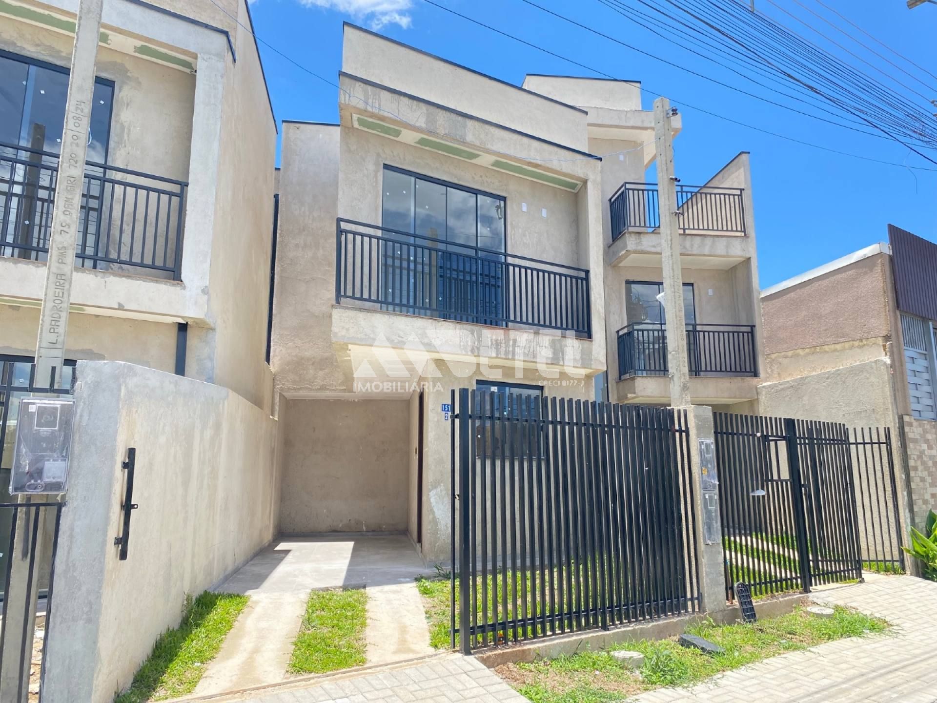 Sobrado a venda no Tatuquara com arquitetura moderna