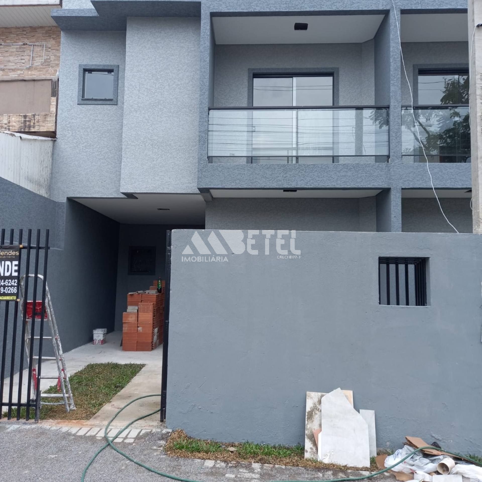 Sobrado no Sítio Cercado! ?✨ 3 Quartos, 1 Suíte com Closet, 3 Banheiros e 90m² de Conforto! ?