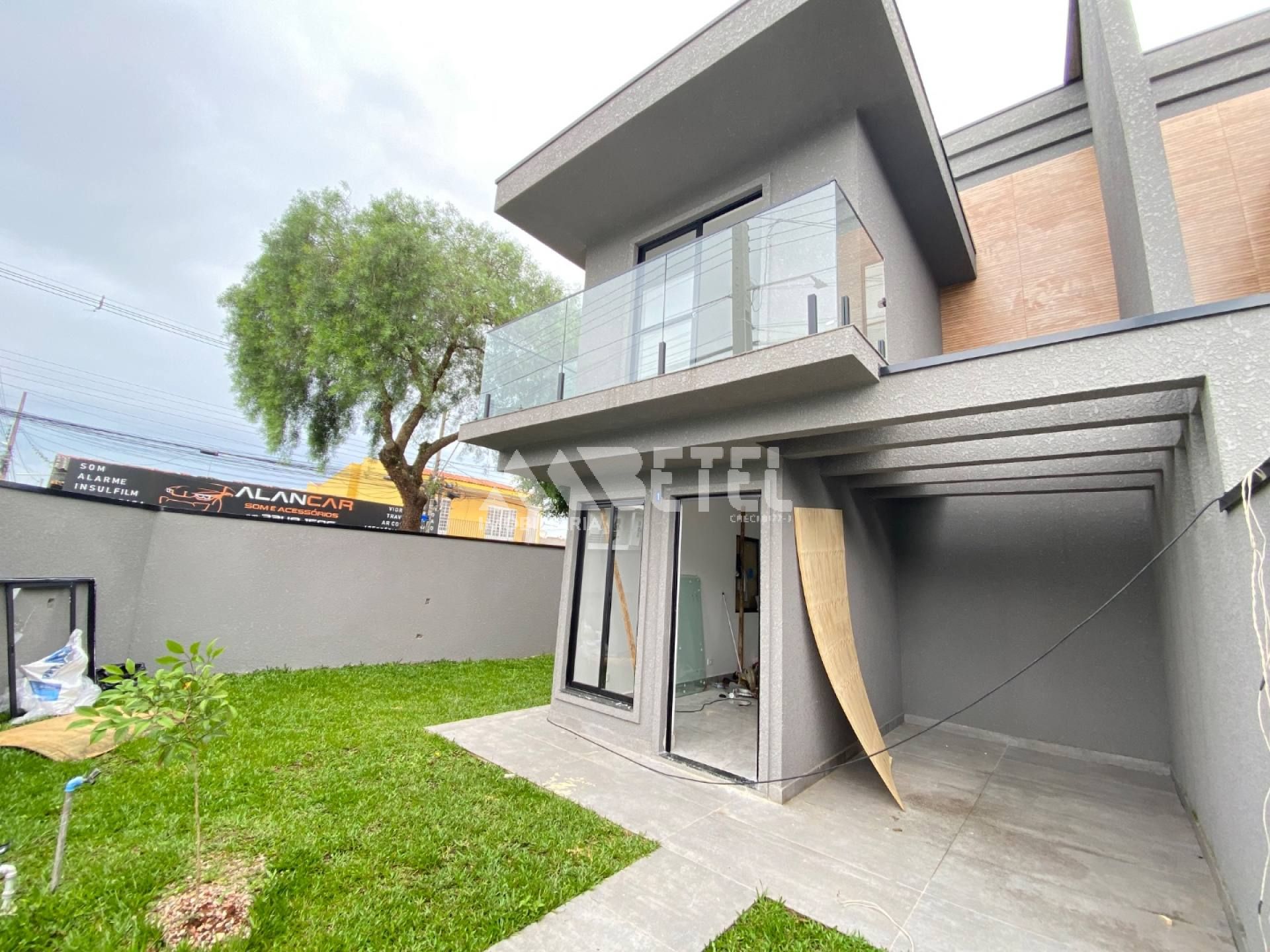 Sobrado de esquina com ótima localização no Tatuquara