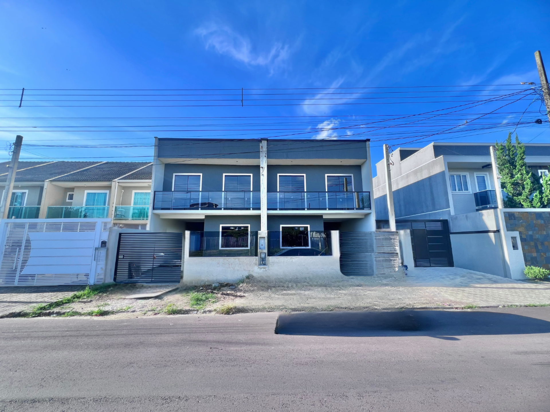 Sobrado com 3 quartos com ótima localização no bairro Vitória Régia e acabamento impecável!