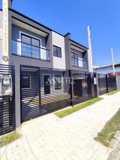 Oportunidade no Xaxim – Sobrado com 3 Quartos e Acabamento Impecável!