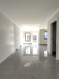Oportunidade no Xaxim – Sobrado com 3 Quartos e Acabamento Impecável!