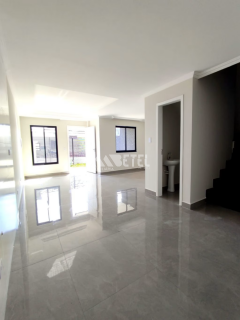 Oportunidade no Xaxim – Sobrado com 3 Quartos e Acabamento Impecável!