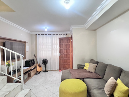 Sobrado no Vitória Régia 3 quartos, sacada e churrasqueira