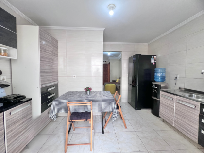 Sobrado no Vitória Régia 3 quartos, sacada e churrasqueira