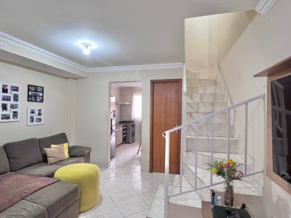 Sobrado no Vitória Régia 3 quartos, sacada e churrasqueira