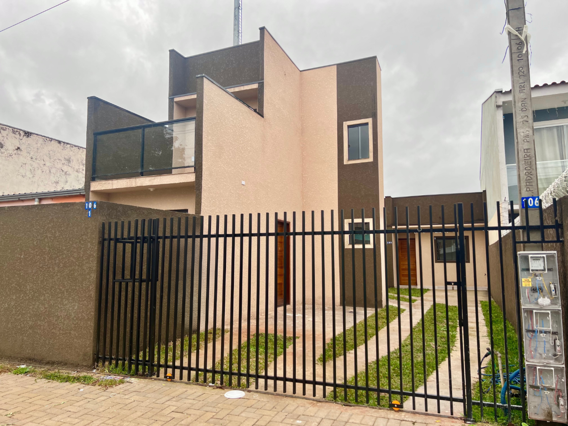 Sobrado no Tatuquara – Varanda, Sala Ampla e Condomínio Tranquilo