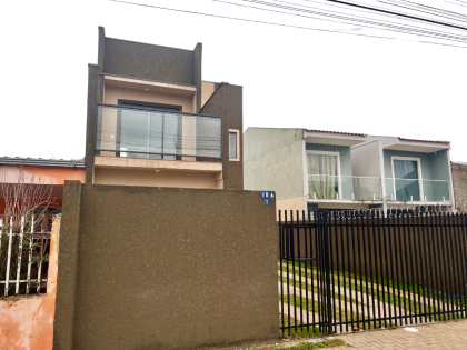 Sobrado no Tatuquara – Varanda, Sala Ampla e Condomínio Tranquilo