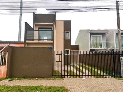 Sobrado no Tatuquara – Varanda, Sala Ampla e Condomínio Tranquilo